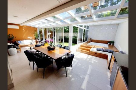 Casa à venda com 3 quartos, 338m² em Chácara Monte Alegre, São Paulo
