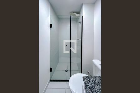Banheiro de apartamento para alugar com 1 quarto, 25m² em Parque Industrial Tomas Edson, São Paulo