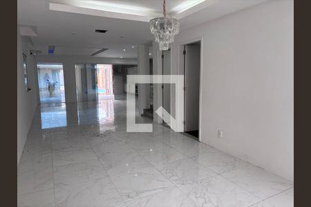 Sala de casa de condomínio para alugar com 4 quartos, 329m² em Recreio dos Bandeirantes, Rio de Janeiro