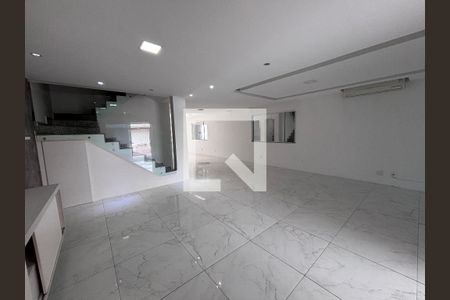 Sala de casa de condomínio para alugar com 4 quartos, 329m² em Recreio dos Bandeirantes, Rio de Janeiro