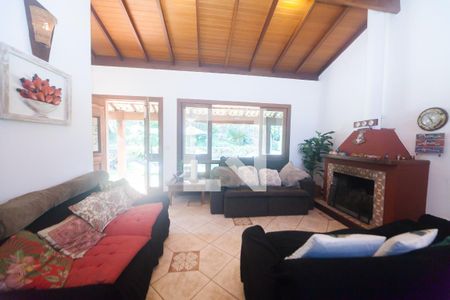sala de visitas  / lareira  de casa de condomínio à venda com 4 quartos, 350m² em Retiro do Chale, Brumadinho