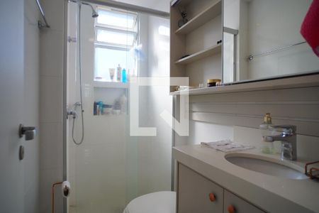Banheiro  de apartamento à venda com 2 quartos, 70m² em Floresta, Porto Alegre