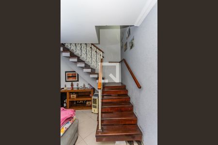 Escada de casa para alugar com 3 quartos, 200m² em Vila Serralheiro, São Paulo