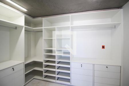 Closet da Suíte  de apartamento para alugar com 2 quartos, 84m² em Vila Nova Conceição, São Paulo
