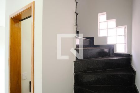 Escada de casa de condomínio para alugar com 2 quartos, 65m² em Vila Carrão, São Paulo