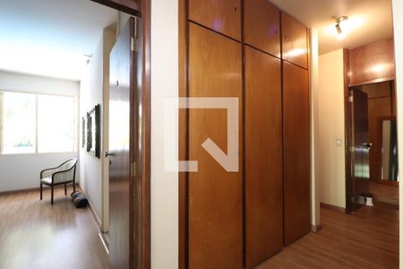 Corredor - Armários de casa para alugar com 5 quartos, 340m² em Tabajaras, Uberlândia