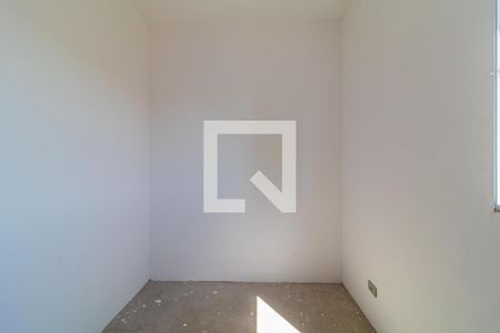 Pequena sala branca com chão de concreto e luz natural entrando pela janela. de casa à venda com 3 quartos, 97m² em Vila Sao Paulo, São Paulo