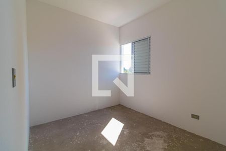 Sala de estar com janelas pequenas e iluminação natural, com piso de concreto e parede branca, sem móveis ou decoração. de casa à venda com 3 quartos, 97m² em Vila Sao Paulo, São Paulo