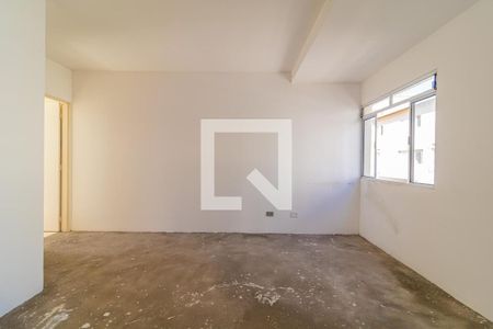 Sala com paredes brancas e piso de concreto, com uma janela pequena na parede lateral. de casa à venda com 3 quartos, 97m² em Vila Sao Paulo, São Paulo