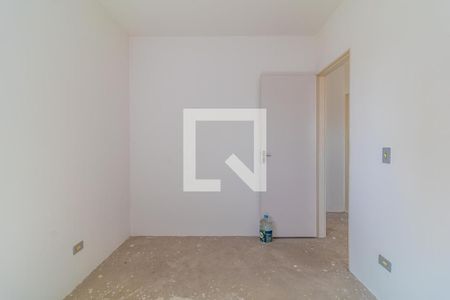 Cuarto com paredes brancas e piso de concreto, sem mobiliário ou decoração. de casa à venda com 3 quartos, 97m² em Vila Sao Paulo, São Paulo