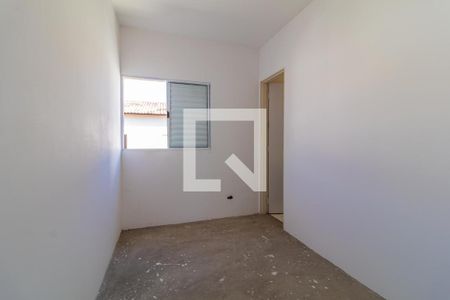 Parede branca com janela e porta, chão de concreto, telhado de telha vermelha. de casa à venda com 3 quartos, 97m² em Vila Sao Paulo, São Paulo