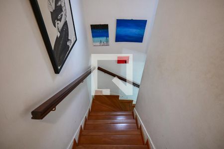 Escada de casa de condomínio para alugar com 3 quartos, 100m² em Jardim Taboao, São Paulo