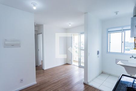 Sala, cozinha e área de serviço de apartamento para alugar com 2 quartos, 38m² em Vila Jaraguá, São Paulo
