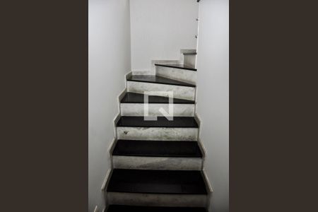 Detalhe - Escada Quartos de casa para alugar com 4 quartos, 163m² em Jardim Regina, São Paulo