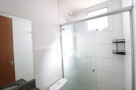 Banheiro do Quarto 1 de apartamento para alugar com 2 quartos, 48m² em Jardim Holanda, Uberlândia