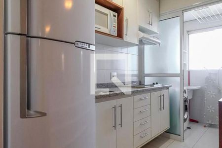 Cozinha com geladeira, fogão e micro-ondas, com iluminação boa e acabamento de granito. de apartamento à venda com 2 quartos, 51m² em Cerqueira César, São Paulo