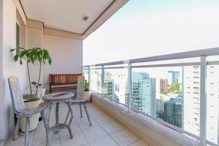 Varanda com vista para a cidade, com mesa e cadeiras, e plantas. de apartamento à venda com 2 quartos, 51m² em Cerqueira César, São Paulo
