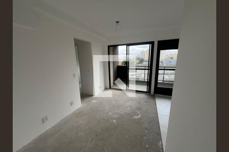 Sala com vista para a cidade, com piso de concreto e paredes brancas, sem móveis ou decoração. de apartamento à venda com 2 quartos, 42m² em Carandiru, São Paulo