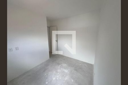 Quarto com paredes brancas e piso de concreto, com porta fechada e luz natural entrando pela janela. de apartamento à venda com 2 quartos, 42m² em Carandiru, São Paulo