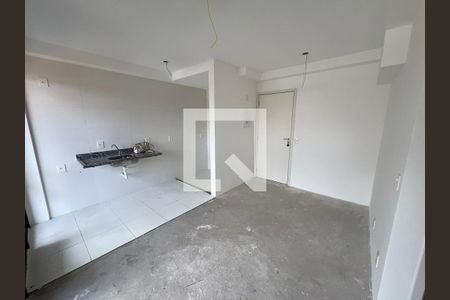 Banheiro com piso de porcelanato e pia de granito, sem armários e sem iluminação. de apartamento à venda com 2 quartos, 42m² em Carandiru, São Paulo