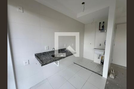 Cozinha com pia e fogão em construção, com teto e paredes brancas e chão de porcelanato. de apartamento à venda com 2 quartos, 42m² em Carandiru, São Paulo