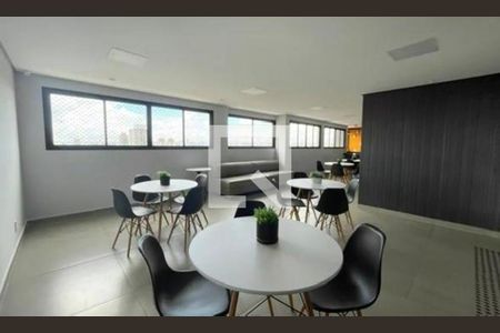 Sala de estar com mesa redonda e cadeiras, janela grande e iluminação natural. de apartamento à venda com 2 quartos, 42m² em Carandiru, São Paulo