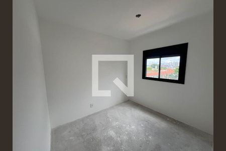 Quarto com vista para a cidade, com piso de concreto e janela pequena, sem móveis ou decoração. de apartamento à venda com 2 quartos, 42m² em Carandiru, São Paulo