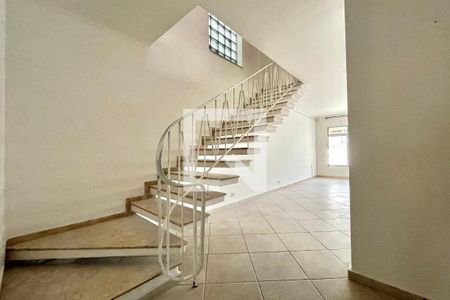 Escada de casa para alugar com 3 quartos, 240m² em Vila Alexandria, São Paulo
