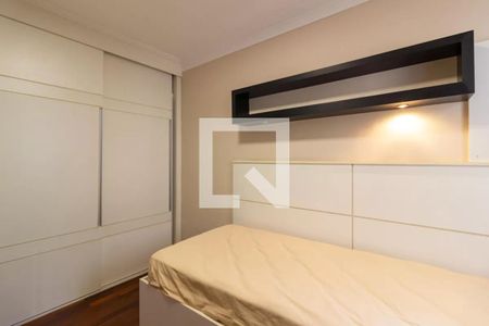 Cama simples com cabeceira branca e prateada, com uma prateleira acima, em uma sala de estar com paredes brancas e madeira escura. de apartamento à venda com 2 quartos, 109m² em Jardim Paulista, São Paulo