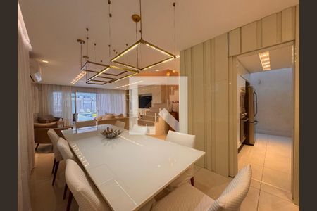 Sala de casa de condomínio para alugar com 4 quartos, 490m² em Recreio dos Bandeirantes, Rio de Janeiro