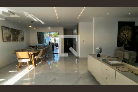 Sala de casa de condomínio à venda com 3 quartos, 240m² em Vargem Grande, Rio de Janeiro