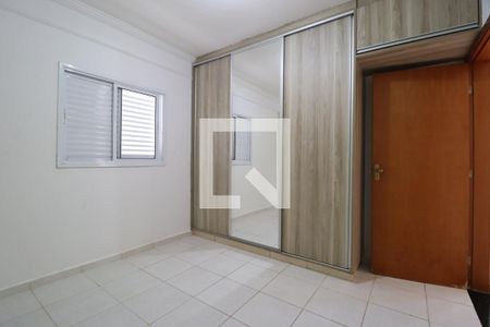 Quarto 2 de apartamento para alugar com 2 quartos, 58m² em Jardim Holanda, Uberlândia