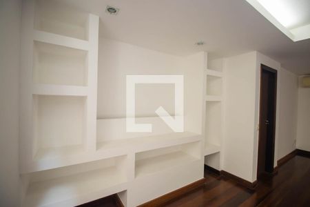 Sala de casa de condomínio para alugar com 4 quartos, 360m² em Rio do Ouro, São Gonçalo