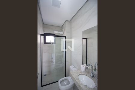 Banheiro da Suíte de apartamento para alugar com 3 quartos, 80m² em Cabral, Contagem