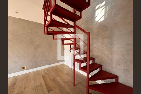 Escada de apartamento para alugar com 2 quartos, 160m² em Barra da Tijuca, Rio de Janeiro