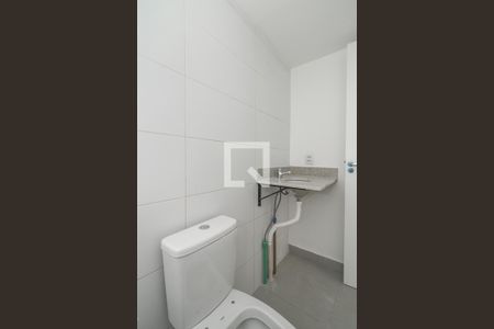 Banheiro de apartamento à venda com 2 quartos, 51m² em Jardim Sabará, Porto Alegre