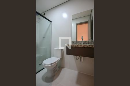 Banheiro de kitnet/studio para alugar com 1 quarto, 28m² em Lapa de Baixo, São Paulo