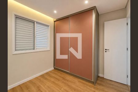 Quarto com móveis de madeira e iluminação natural através de janelas grandes. de apartamento à venda com 3 quartos, 64m² em Cidade Líder, São Paulo
