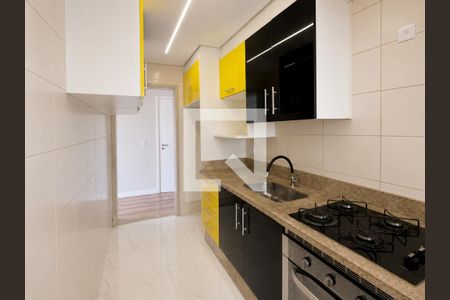 Cozinha com móveis em cores claras e iluminação adequada. de apartamento à venda com 3 quartos, 64m² em Cidade Líder, São Paulo