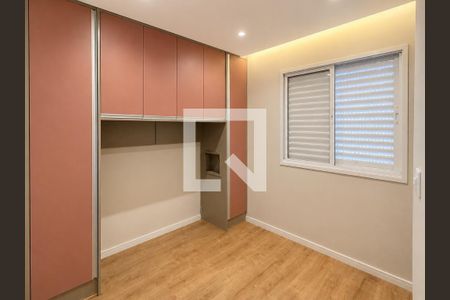 Quarto com armários e piso de madeira, com uma janela pequena e iluminação boa. de apartamento à venda com 3 quartos, 64m² em Cidade Líder, São Paulo
