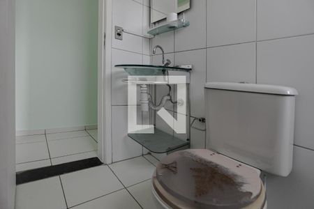 Banheiro de apartamento para alugar com 2 quartos, 48m² em Jundiapeba, Mogi das Cruzes