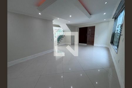 Sala íntima  de casa de condomínio para alugar com 6 quartos, 580m² em Recreio dos Bandeirantes, Rio de Janeiro