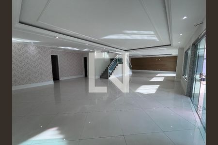 Sala de casa de condomínio para alugar com 6 quartos, 580m² em Recreio dos Bandeirantes, Rio de Janeiro