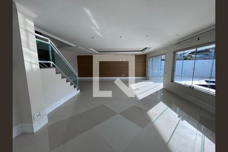 Sala de casa de condomínio para alugar com 6 quartos, 580m² em Recreio dos Bandeirantes, Rio de Janeiro