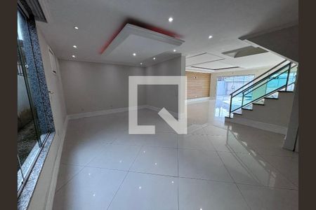 Sala íntima  de casa de condomínio para alugar com 6 quartos, 580m² em Recreio dos Bandeirantes, Rio de Janeiro