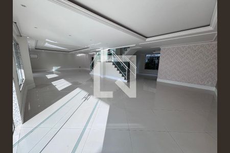 Sala de casa de condomínio para alugar com 6 quartos, 580m² em Recreio dos Bandeirantes, Rio de Janeiro