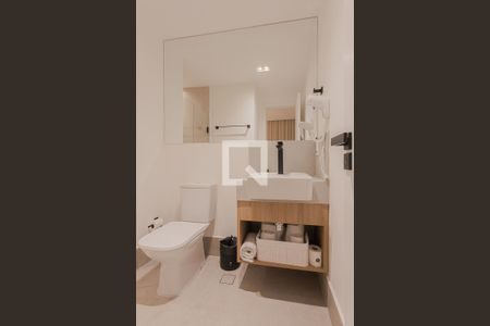 Banheiro de kitnet/studio para alugar com 1 quarto, 34m² em Pinheiros, São Paulo
