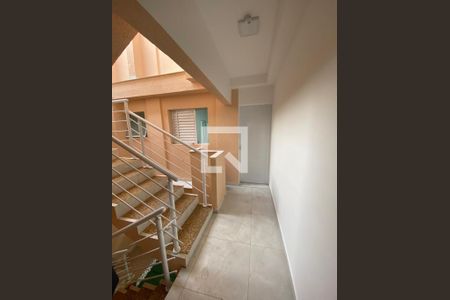 Escada de acesso de kitnet/studio para alugar com 1 quarto, 22m² em Vila Água Funda, São Paulo