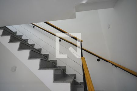 Escada para dormitórios  de casa de condomínio para alugar com 3 quartos, 122m² em Glória, Porto Alegre