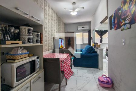 Sala de casa de condomínio para alugar com 2 quartos, 60m² em Jardim Melvi, Praia Grande